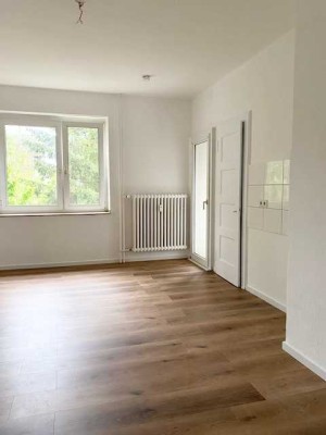 *ab sofort* neuer Bodenbelag, große Wohnküche, Balkon & Tageslichtbad!