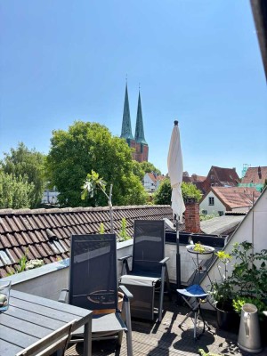 Modernisiertes Altstadthaus an der Obertrave mit Dachterrasse und Blick auf den Lübecker Dom