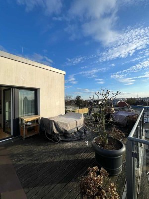 Exklusive, neuwertige 2-Zimmer-Penthouse-Wohnung mit EBK, mega Sonnenterrasse und 2 TG-Stellplätze