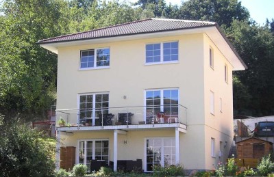 Exklusive, neuwertige 2-Zimmer-Terrassenwohnung mit geh. Innenausstattung mit Balkon und EBK