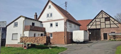 ***Bauernhaus mit Scheune auf dem ruhigen Land***