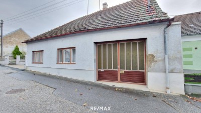 Sanierungsbedürftiges Bauernhaus mit Lagermöglichkeiten