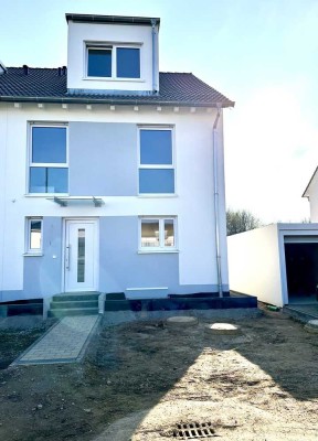 Moderne Doppelhaushälfte mit großem Garten, gehobener Ausstattung und viel Platz für die Familie