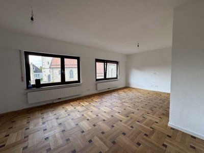 Frisch renovierte helle und geräumige 2,5 Zimmer Wohnung | Gartenmitbenutzung