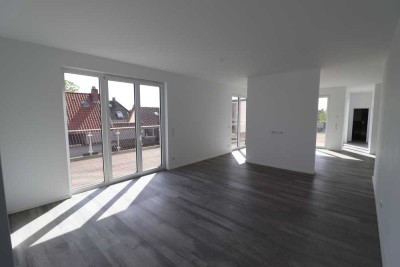 Neuwertige und helle Penthouse-Wohnung mit Dachterrasse und Carport