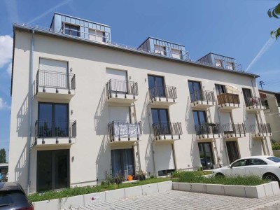 Exklusive 2021 fertiggestellte, voll möbliertes, 2,5-Zimmer-Wohnung mit Balkon und EBK