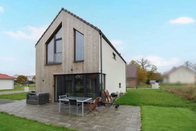 Exklusives Ferienhaus in traumhafter Wasserlage – Stilvoll, nachhaltig, bezugsbereit