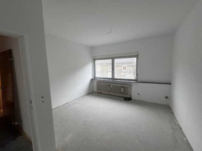 Attraktive renovierte 3-Zimmer-Wohnung mit gehobener Innenausstattung mit Balkon und EBK in Morsbach