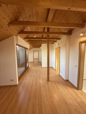 Helle 2-Zimmer Dachgeschoss- Wohnung in Großerlach