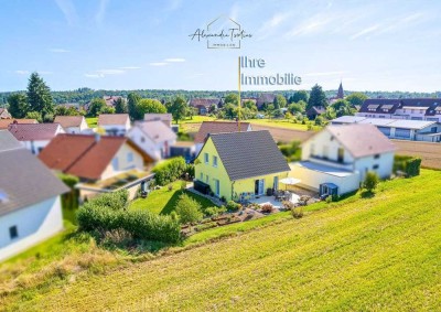 Einziehen und Wohlfühlen! Neuwertiges Familiendomizil in direkter Feldrandlage