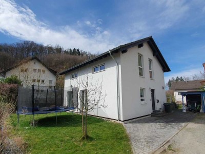 Modernes, neuwertiges EFH im Gorxheimertal / OT Trösel in ruhiger Lage am Bachlauf