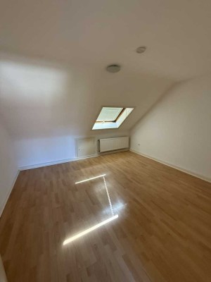 Geschmackvolle, gepflegte 2-Raum-Dachgeschosswohnung in Köln Longerich