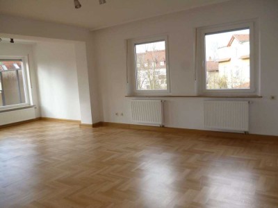 **Erstklassig sanierte 4-Zimmer-Altbauwohnung - Ruhige Wohnlage Nähe Innenstadt**