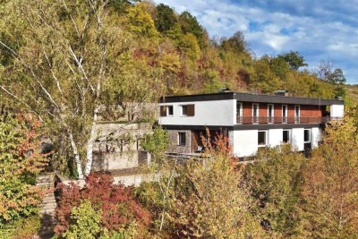 Ein Paradies im Grünen mit traumhaftem Panoramaausblick... sonnig gelegene Villa in Alleinlage auf