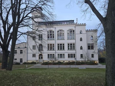 Exklusives Wohnen im Schloss: hochwertig saniert, barierrefrei mit Park und Balkon ins Grüne