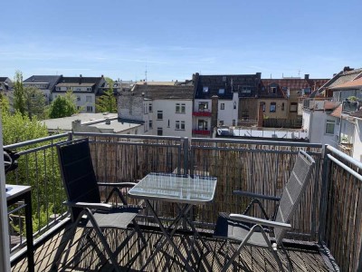 Geschmackvolle Dachgeschosswohnung mit dreieinhalb Zimmern sowie Balkon und Einbauküche