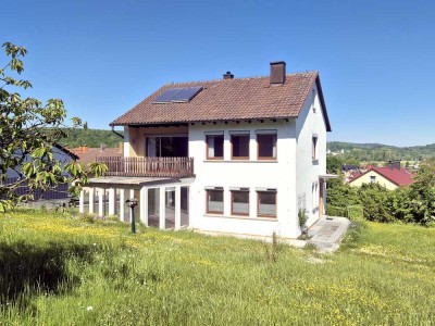 Grandioser Ausblick gefällig? Familiendomizil mit großem Garten und drei Garagen