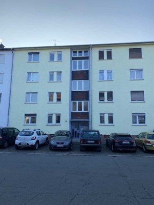 Schöne, gut geschnittene Zwei-Zimmerwohnung mit EBK und Balkon direkt am Volkspark