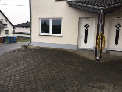 kleine renovierte 2-Zimmer-Erdgeschosswohnung mit EBK in Sankt Katharinen