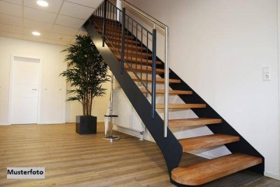 Einfamilien-Doppelhaushälfte mit Stellplatz und Garten