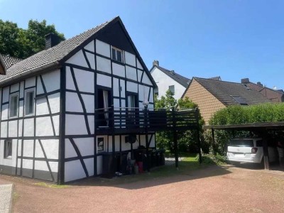 Alleinlage-Feeling: Freistehendes Zweifamilienhaus mit idyllischem Garten und Parkmöglichkeiten