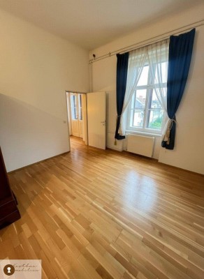 Nähe KF-UNI ! Sehr geschmackvolle helle Zweieinhalbzimmerwohnung ideal für WG im Bezirk Geidorf, mit zwei Balkonen, zur Miete.