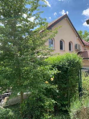 STILVOLLES ANWESEN MIT HALLENBAD IN EINER DER EXKLUSIVSTEN LAGEN VON HOFHEIM