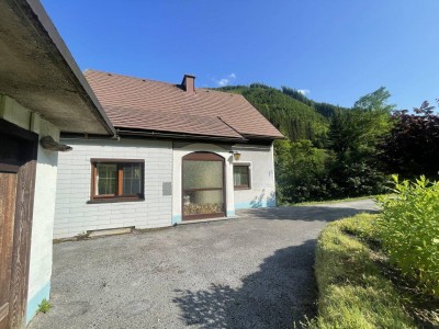 Wohnhaus mit Doppelgarage in absoluter Ruhelage mit herrlichem Blick auf die Berge und in die Natur!