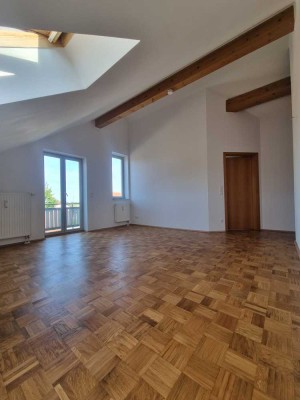 **Pliening** ideal geschnittene 2- Zi DG-Whg. mit Balkon