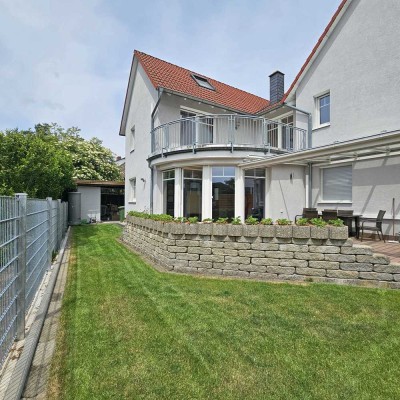Stilvolles "Haus im Haus" über drei Ebenen mit Südterrasse & Carport