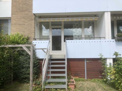 Schöne helle Zweizimmer-Hochparterre-Wohnung mit Balkon, eigenem Garten, EBK und modernem Bad