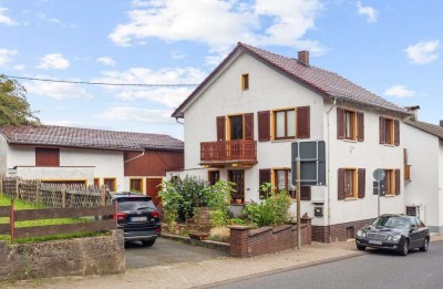 Großstadtnah doch bezahlbar: Solides Knusperhäuschen mit Ausbaureserve und kleiner Scheune