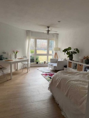 Sehr schöne, voll möblierte 1 - Zimmerwohnung mit Ausblick ins Grüne.