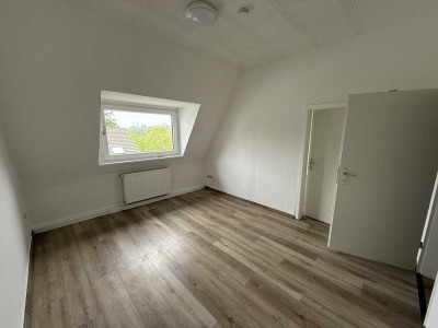 Frisch gestrichene 4-Zimmer Dachgeschosswohnung mit optimalem Grundriss