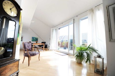 Außergewöhnliche Maisonette-Wohnung mit Aufzug, 3 Balkonen und TG-Stellplatz in Alt-Oberkassel!