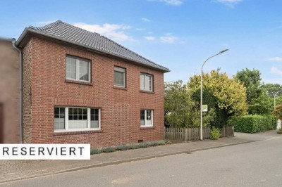 *RESERVIERT* Familienfreundliches Reiheneckhaus mit großem Grundstück und Nebengebäuden