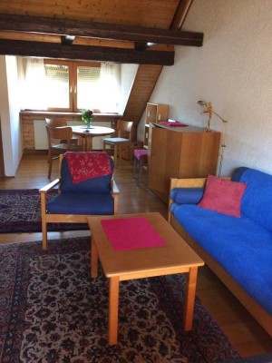 absolut zentral: Charmante, möblierte 2,5-Zimmer Dachgeschosswohnung - sofort bezugsfertig