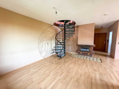 Niedernhausen: Lichtdurchflutete Maisonette-Wohnung mit Balkon in bester Lage!