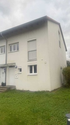 Modernes Reihenhaus mit Einbauküche und Garage