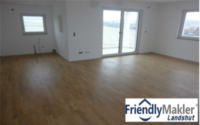 Genieße die Sonne auf dem eigenen Balkon: Neuwertige, barrierefreie 2-Zi.-Whg. in Ergoldsbach mit TG