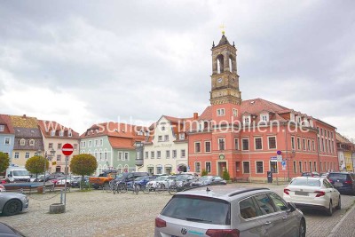 **KÖNIGSBRÜCK BEI DRESDEN**

Kleines MFH mit Potential direkt am Marktplatz!