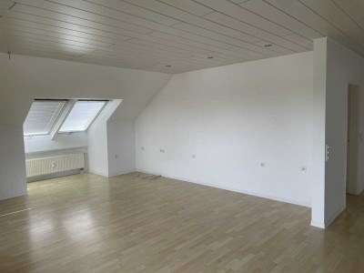 Freundliche und gepflegte 4,5-Zimmer-Dachgeschosswohnung mit geh. Innenausstattung mit Balkon