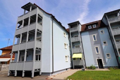 Im Neubau-Niveau! Geräumige 2 Zi.-ETW mit neuer EBK u. Carport, nahe dem Krankenhaus