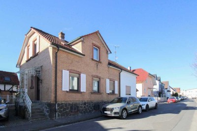 Altbauflair: 3-Zi.-Etagenwohnung mit Terrasse, Balkon und Garage in Neuberg