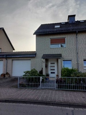 Ansprechendes 5-Zimmer-Reiheneckhaus in Erdbrandweg, Großburgwedel