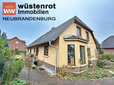 GROSSE HAUSHÄLFTE MIT  VERBLENDER + SOLARTHERMIE + EINBAUKÜCHE + KAMIN + VOLLKELLER + FERIENWOHNUNG