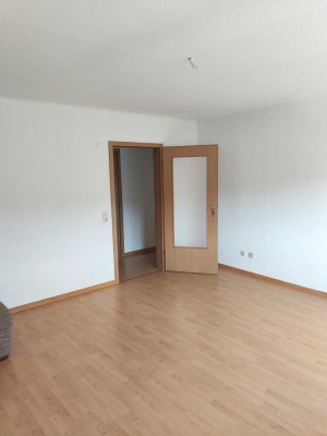 Gepflegte Wohnung mit zwei Zimmern sowie Balkon im Erdgeschoss