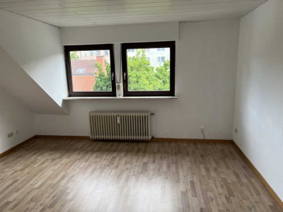 Schöne Dachgeschosswohnung in einem 3 Familienhaus ruhige Lage mit Garten