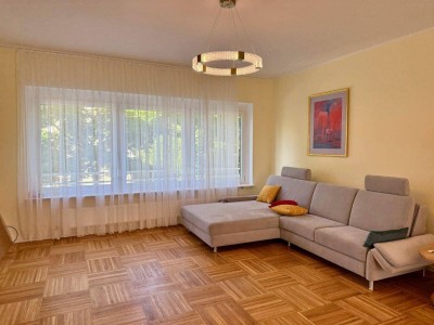Helle möblierte klimatisierte Wohnung ERSTBEZUG 3 Zimmer, Balkon &amp; Garage.