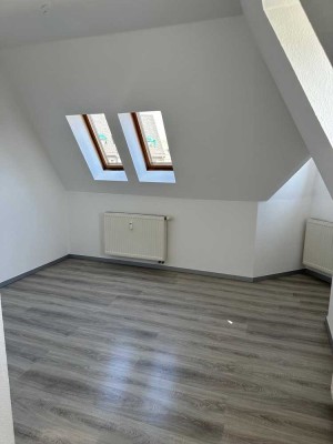 ++ TOP - Single-Wohnung im Dachgeschoss + Stellplatz PKW ++